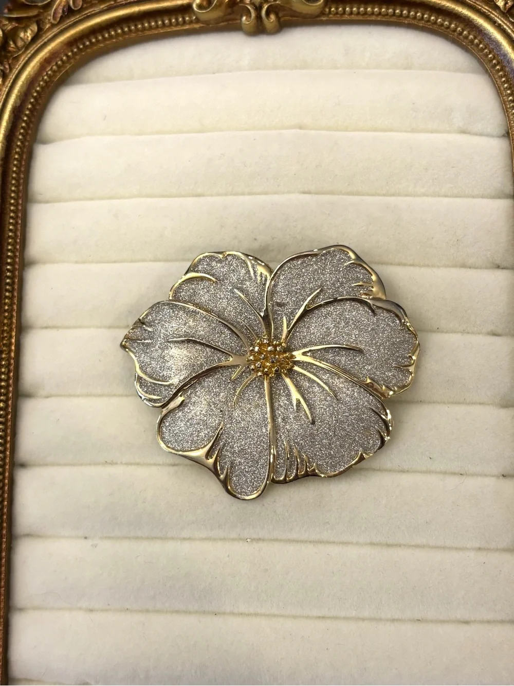VTG Flower Brooch‎ Glitter Rhinestones Gold Tone Floral Spring Nature Tropical